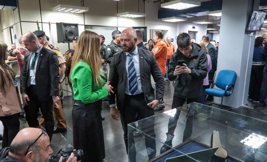 Secretario de Segurança Publica do Estado do Paraná Coronel Hudson Leôncio Teixeira cumprimenta a Diretora do Arquivo Publico Kassia Cavalari Basso.