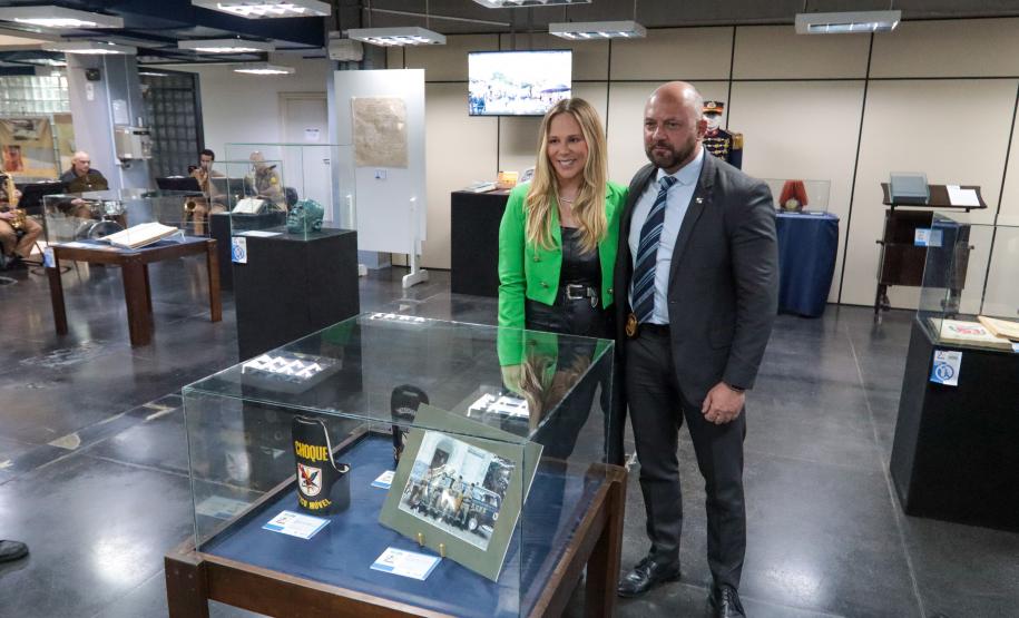 Secretario de Segurança Publica do Estado do Paraná Coronel Hudson Leôncio Teixeira cumprimenta a Diretora do Arquivo Publico Kassia Cavalari Basso.