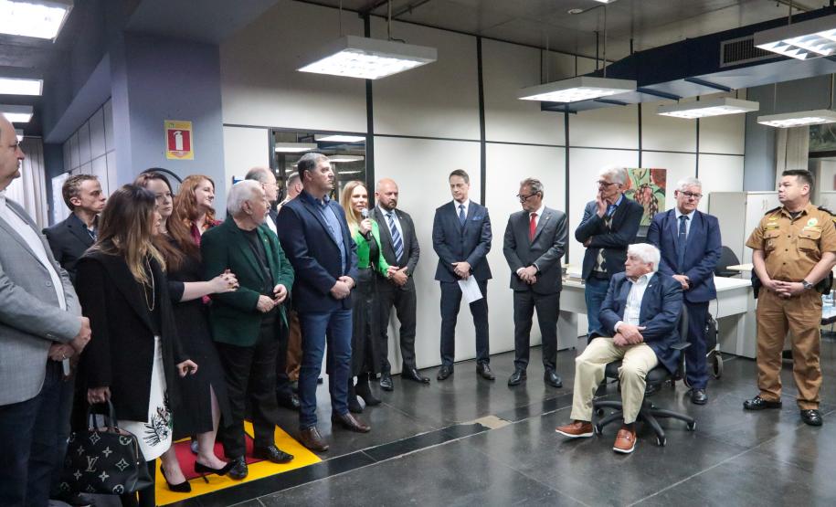 Foto oficial com todas as autoridades presentes, incluindo militares da ativa e da reserva. Participaram da solenidade, da esquerda para a direita: Doutora Letícia, controladora-geral do Estado; à direita dela, coronel Itamar, ex-comandante-geral da Polícia Militar; coronel da reserva Daniel Berno, diretor do Paraná Previdência; diretora do Arquivo Público Kassia Cavalari Basso; secretário de Estado da Segurança Pública Coronel Hudson; secretário de Estado da Administração e Previdência Claudio Stabile; pre