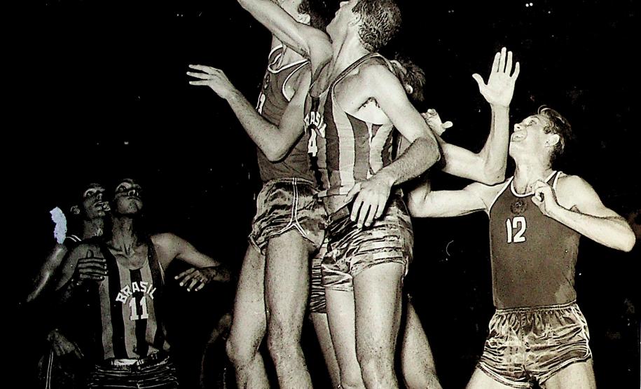 Equipe Brasileira de basquete em disputa com a União Soviética (Helsinki- 1952)
