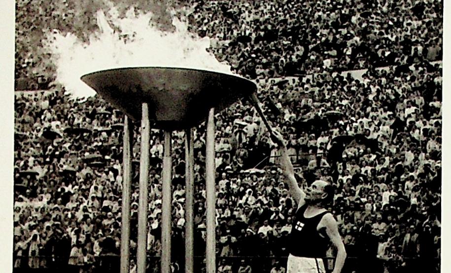 Pablo Nurmi Campeão Olimpico acende a Pira Olímpica na cerimônia de abertura dos jogos em Helsinki 1952.