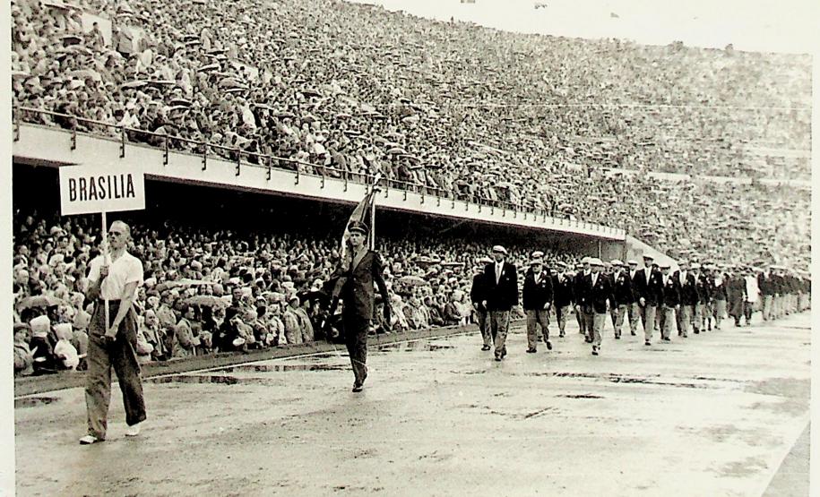 Desfile da delegação Brasileira na cerimônia de abertura dos jogos olímpicos de Helsink 1952,.