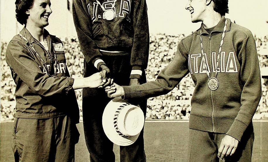 Campeã olímpica de 100 metros rasos Record mundial olímpica Wilma Rudolf U.S.A. Vice campeã Doroty Hyman- United Kingdon e 3 lugar Giuseppina leone -Itália.