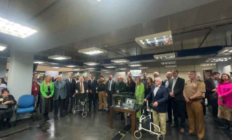 Foto oficial com todas as autoridades presentes, incluindo militares da ativa e da reserva. Vale destacar a presença na solenidade: Diretora do Arquivo Público Kassia Cavalari Basso; Secretários  de Estado da Segurança Pública Coronel Hudson;  Administração e Previdência, Claudio Stabile; Ciência, Tecnologia e Ensino Superior, Aldo Bona; Fazenda, Norberto Ortigara; Agricultura e do Abastecimento, Natalino Avance de Souza;  Mulher, Igualdade Racial e Pessoa Idosa Leandre Dal Ponte;