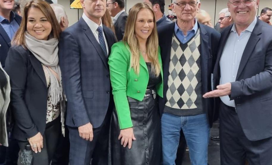 Olhando da direita para a esquerda na tela:  Jaime Basso Neto - Presidente Vale Piquiri   Norberto Ortigara - Secretário de Estado da Fazenda   Kassia Cavalari Basso - Diretora do Arquivo Público do Paraná   Claudio Stabile - Secretário de Estado da Administração e da Previdência   Kamila Simite - Sicredi Central