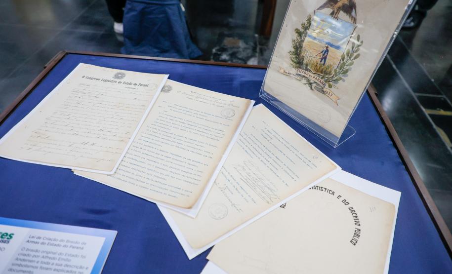 Lei de Criação do Brasão de Armas do Estado do Paraná O brasão original do Estado foi criado por Alfredo Emílio Andersen e toda a sua descrição e simbolismos foram explicados no documento.