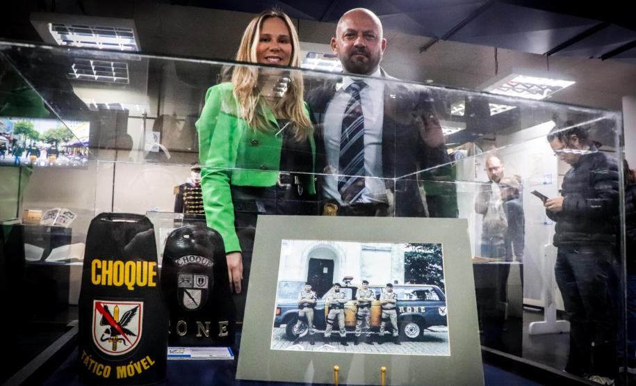 Secretario de Segurança Publica do Estado do Paraná Coronel Hudson Leôncio Teixeira cumprimenta a Diretora do Arquivo Publico Kassia Cavalari Basso.