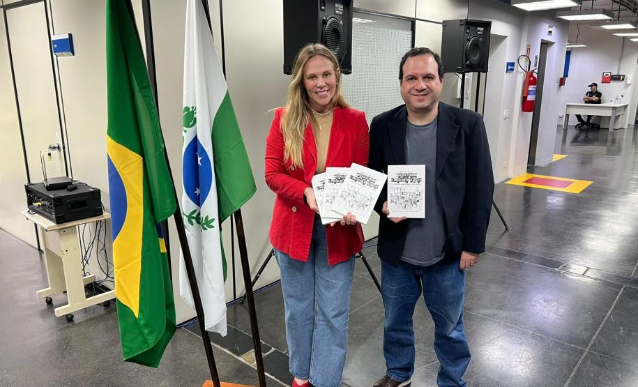 Kássia Cavalari Basso, Diretora do Arquivo Público, recebe exemplares do novo livro de André Luiz Molina.