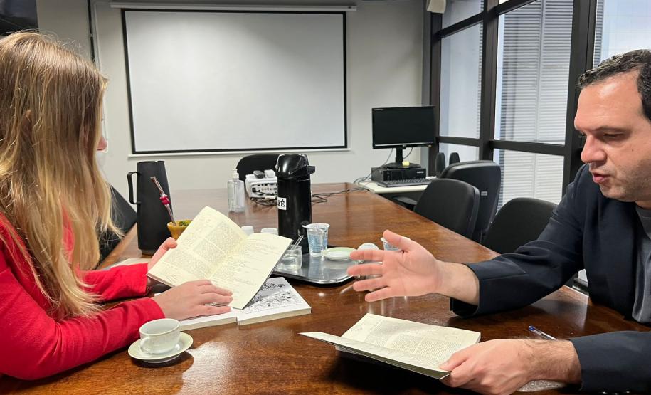 Molina conta à Kássia Cavalari Basso sobre o processo de produção da sua obra.