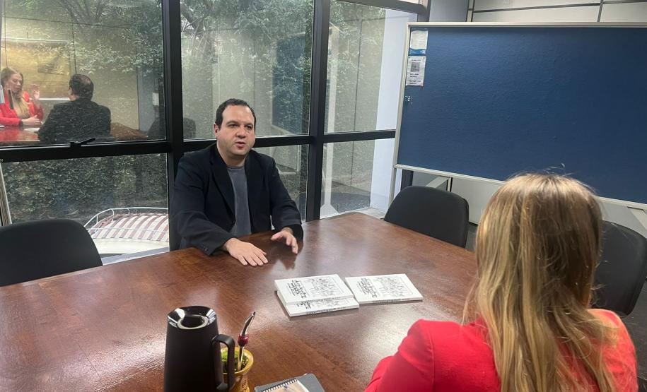 A publicação de autoria de André Luiz Molina é uma homenagem à história da banda de rock Legião Urbana.