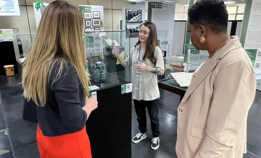 Arquivo Público do Paraná recebe diretora-geral do Arquivo Nacional