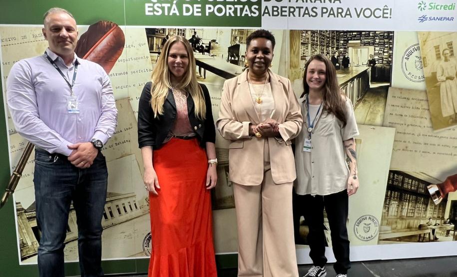 Arquivo Público do Paraná recebe diretora-geral do Arquivo Nacional