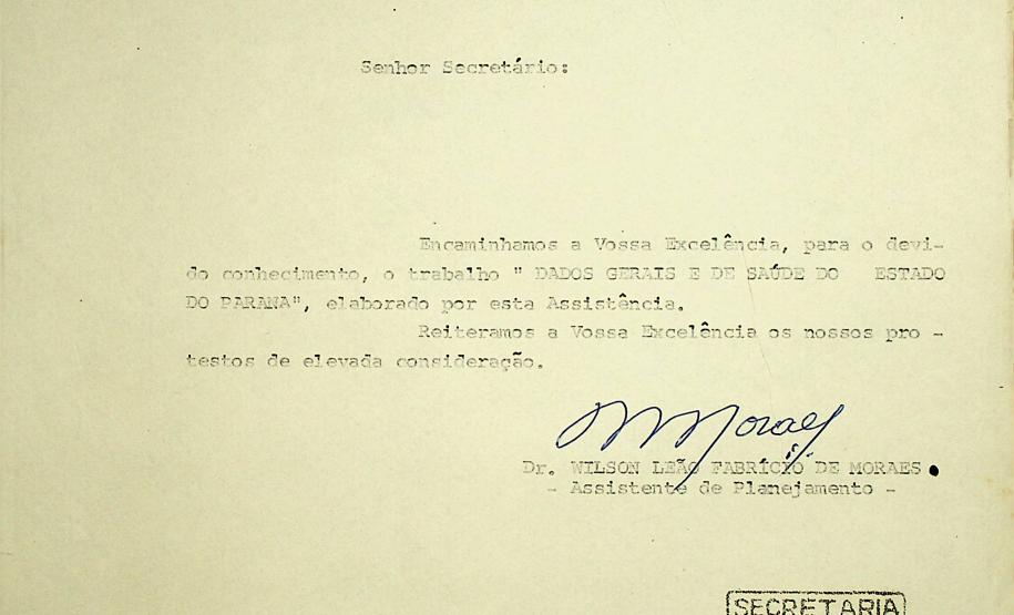ofício da Secretaria de Saúde Pública do Estado do Paraná, datado de 6 de maio de 1971. Nele, o Dr. Wilson Lex Fabricio de Moraes, Assistente de Planejamento, encaminha ao Secretário de Saúde Pública, Dr. Daniel Egg, um trabalho intitulado "Dados Gerais e de Saúde do Estado do Paraná", elaborado pela Assistência de Planejamento.