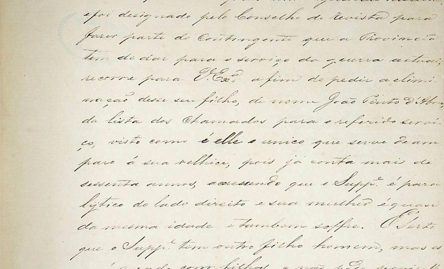 documento datado de 2 de abril de 1865 relata a solicitação de um pai para a dispensa do serviço militar de seu filho, em pleno contexto da Guerra do Paraguai. O pai, de mais de 60 anos, dependia exclusivamente do cuidado de seu filho, sendo este o único responsável por ele e sua esposa, que também tinha mais de 60 anos.