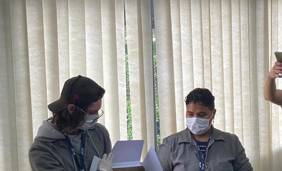 O colaborador Willian Henrique Odreski, da Seção de Preservação de Documentos (SPD), conduziu uma apresentação detalhada sobre o processo de acondicionamento de arquivos.