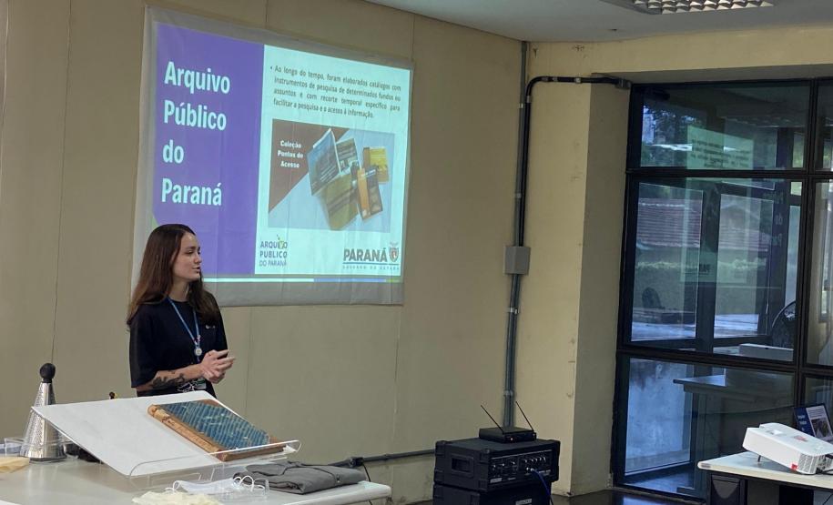 A colaboradora Emili destacou a importância dos catálogos temáticos produzidos ao longo dos anos pela equipe do Arquivo Público. Ela explicou como esses catálogos facilitam as pesquisas dos alunos e pesquisadores, servindo como ferramentas essenciais para a difusão e o acesso aos acervos da instituição.