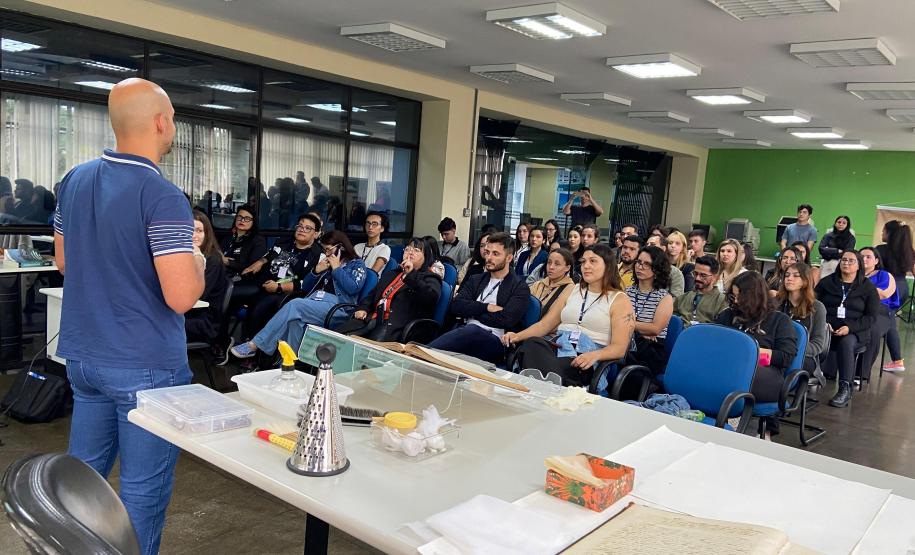 O colaborador Marcelo, representando a Seção de Gestão da Informação (SGI), apresentou os conceitos fundamentais da Gestão da Informação de Documentos. Durante sua explicação, destacou as práticas e estratégias utilizadas para organizar, armazenar e acessar informações de forma eficiente, sublinhando a importância de uma gestão bem estruturada para a preservação e o uso adequado dos documentos tanto históricos quanto administrativos.