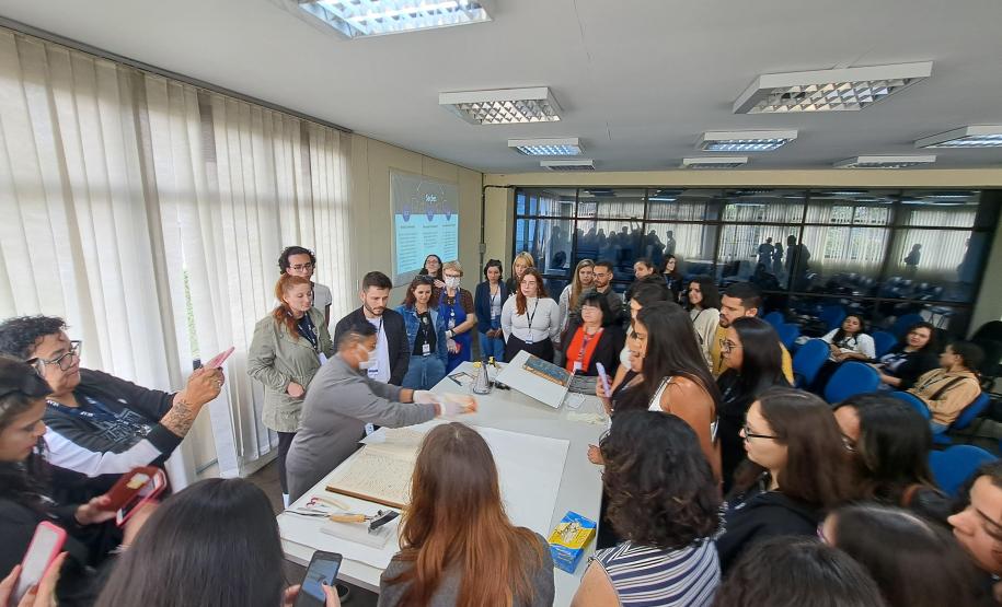 A colaboradora Sabrina Maria da Silva, da Seção de Preservação de Documentos (SPD