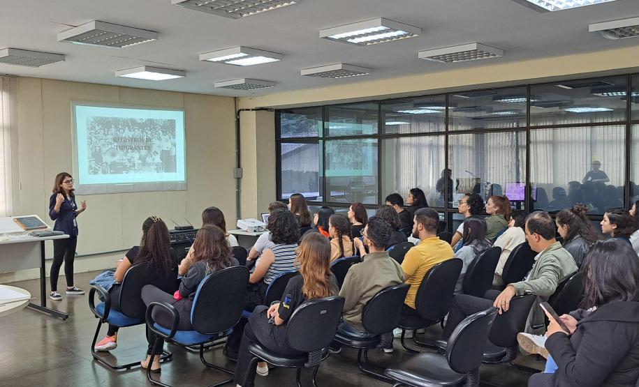 A coordenadora Aline Liz, da Seção de Documentação Permanente, juntamente com a equipe, apresentou detalhes sobre o acervo histórico do Arquivo Público do Paraná. Durante a explicação, foram abordados alguns dos mais de 100 fundos documentais que compõem o acervo histórico permanente da instituição. Entre os destaques, a documentação da Administração Provincial foi mencionada como um dos conjuntos mais valiosos do acervo, assim como a importante documentação do Poder Judiciário, que evidencia aspectos cruci