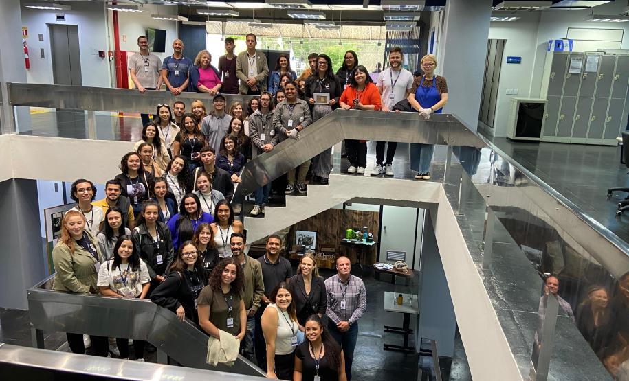 Na foto, alunos e professores da Universidade Estadual do Paraná (Unespar), campus de Apucarana, juntamente com os profissionais do Arquivo Público do Paraná, posam para uma foto coletiva nas escadarias do Arquivo.