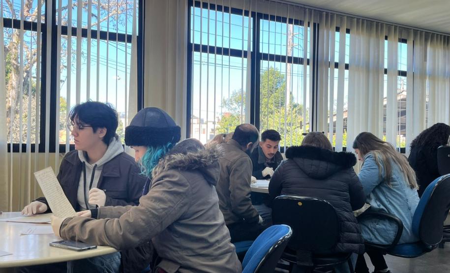 Estudantes de História da UEPG realizam visita ao Arquivo Público do Paraná