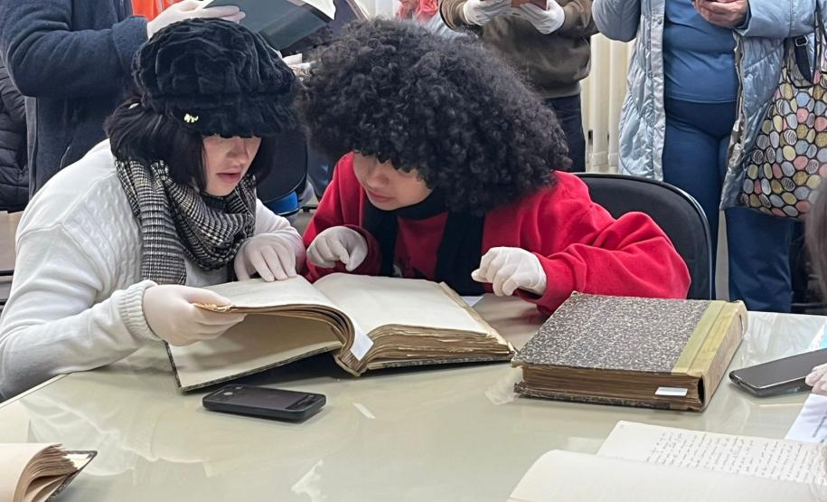 Estudantes de História da UEPG realizam visita ao Arquivo Público do Paraná