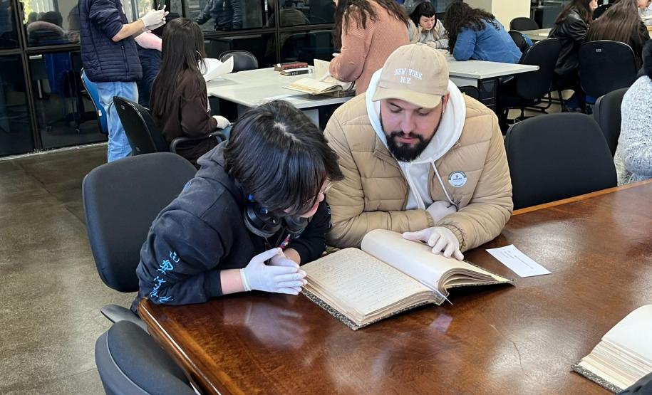 Estudantes de História da UEPG realizam visita ao Arquivo Público do Paraná