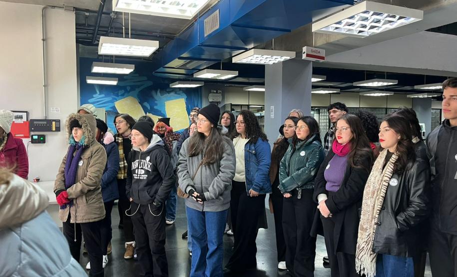 Estudantes de História da UEPG realizam visita ao Arquivo Público do Paraná