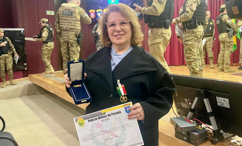 Diretora da SEAP é homenageada com medalha da Polícia Militar