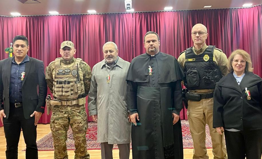 Diretora da SEAP é homenageada com medalha da Polícia Militar