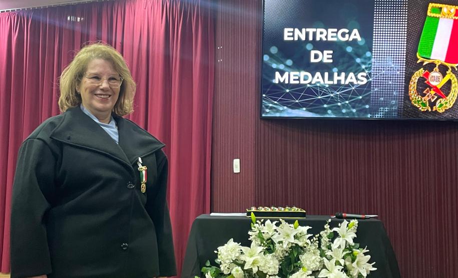 Diretora da SEAP é homenageada com medalha da Polícia Militar