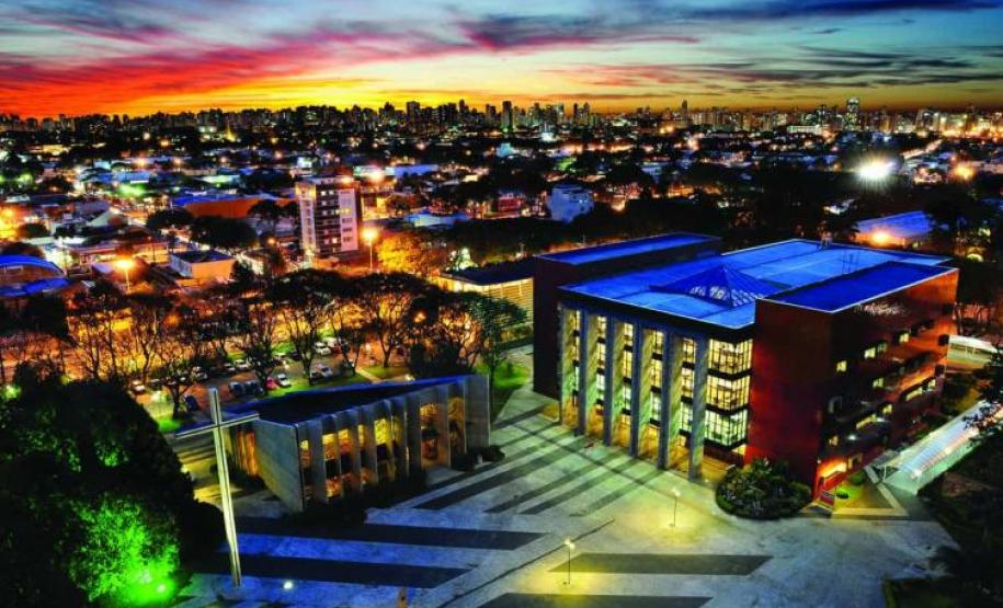 Servidores terão acesso a cursos superiores com desconto na PUCPR