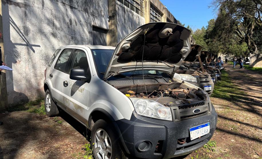 Automóvel com capô aberto