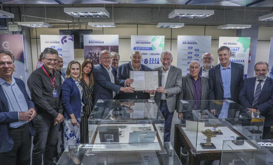 Arquivo Público do Paraná inaugura exposição sobre cooperativismo