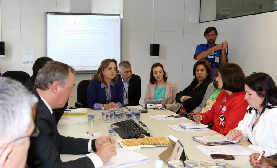 Secretária reúne-se com Fórum das Entidades Sindicais A secretária da Administração e da Previdência, Dinorah Botto Portugal Nogara, presidiu reunião com os representantes dos sindicatos de servidores públicos