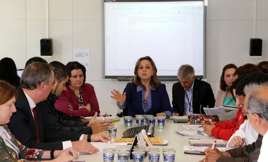 Secretária reúne-se com Fórum das Entidades Sindicais A secretária da Administração e da Previdência, Dinorah Botto Portugal Nogara, presidiu reunião com os representantes dos sindicatos de servidores públicos