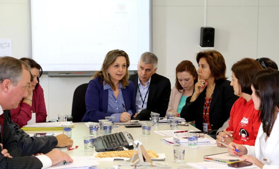 Secretária reúne-se com Fórum das Entidades Sindicais A secretária da Administração e da Previdência, Dinorah Botto Portugal Nogara, presidiu reunião com os representantes dos sindicatos de servidores públicos