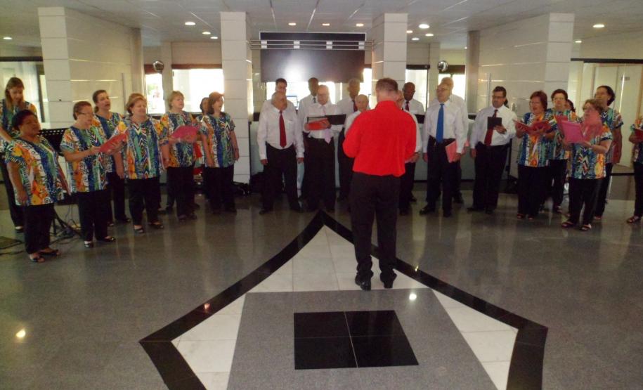 O Coral Paraná fez uma apresentação no saguão do Palácio das Araucárias