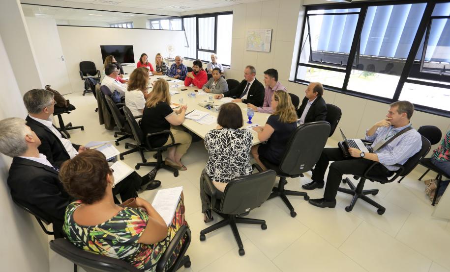 Secretária da Administração recebe servidores da Saúde Secretária da Administração e da Previdência, Dinorah Botto Portugal Nogara, e diretor geral da Secretaria da Saúde, Sezifredo Paz, reuniram-se com servidores da Saúde