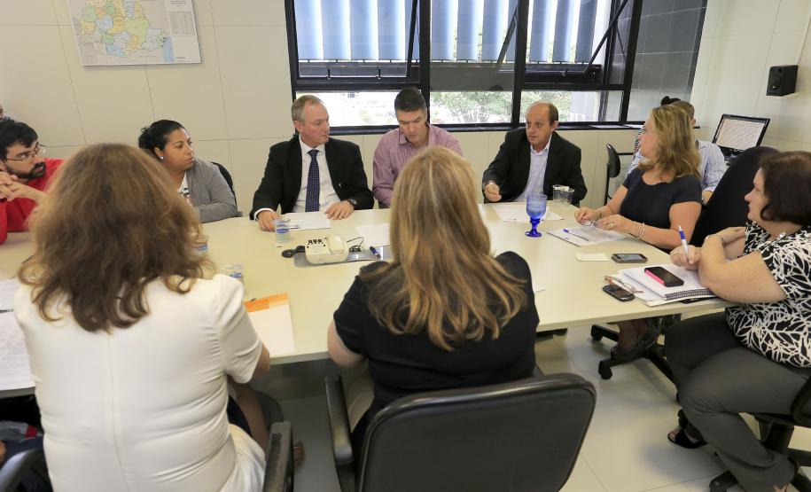 Secretária da Administração recebe servidores da Saúde Secretária da Administração e da Previdência, Dinorah Botto Portugal Nogara, e diretor geral da Secretaria da Saúde, Sezifredo Paz, reuniram-se com servidores da Saúde