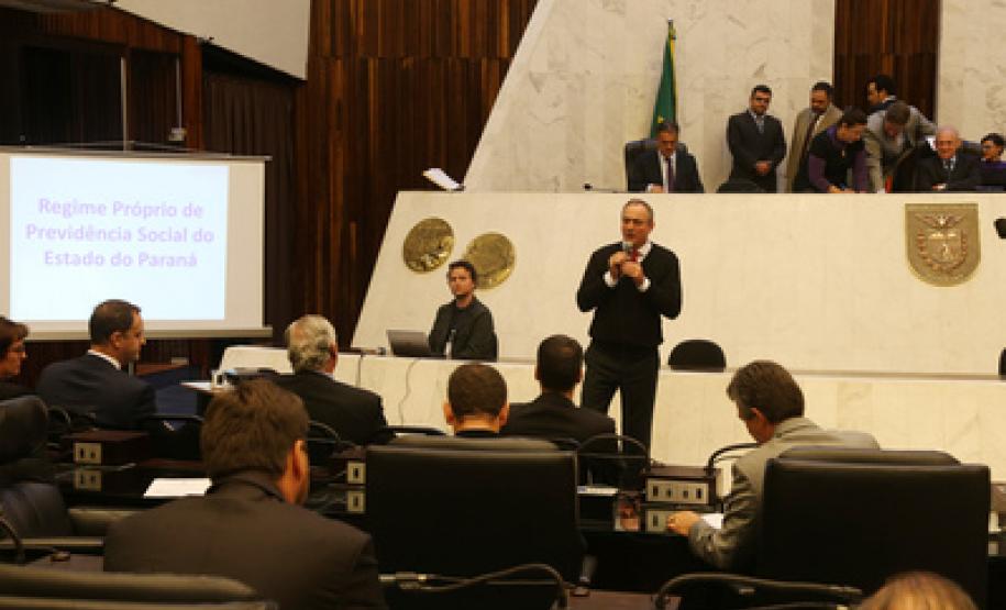 Diretores e técnicos da Paranaprevidência, parlamentares, representantes do Fórum das Entidades Sindicais e dos sindicatos de servidores participaram nesta quarta-feira (8), na Assembleia Legislativa do Paraná, de audiência pública para debater o novo projeto de lei que trata da reestruturação do plano de custeio e financiamento do regime próprio de previdência social do Estado. Na foto o diretor de Previdência, Edson Wasem