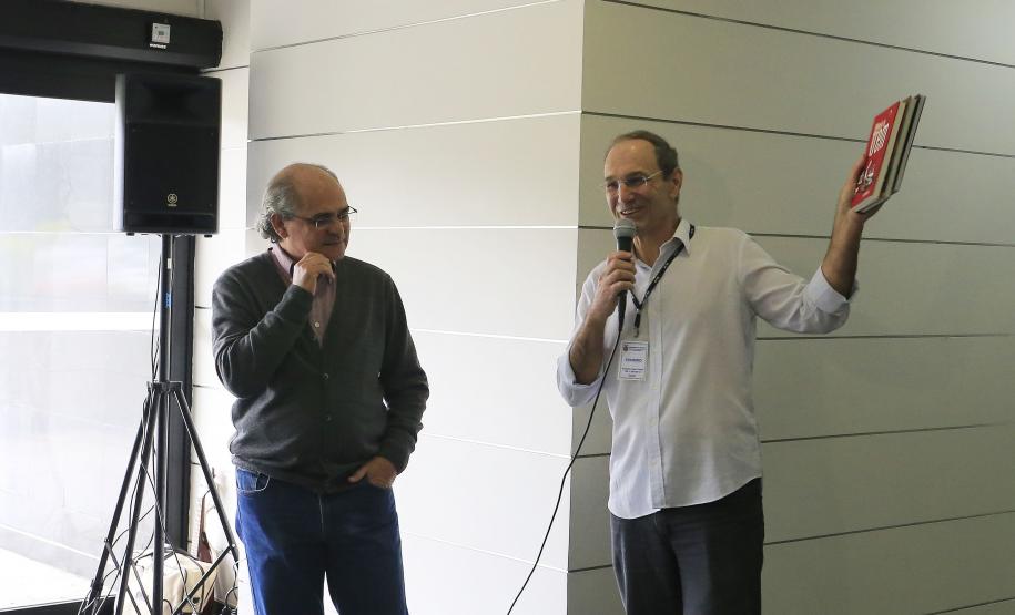 Biblioteca do Servidor Público é inaugurada O membro da Academia Paranaense de Letras, Nilson Monteiro (de blusa escura) prestigou a inauguração da Biblioteca do Servidor Público. Ao microfone, jornalista Evandro Fadel