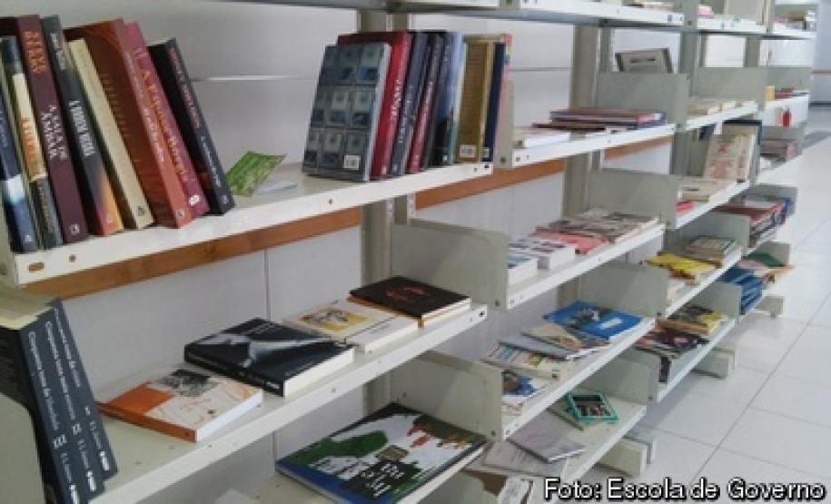 Biblioteca do Servidor Público é inaugurada Espaço no andar térreo do Palácio das Araucárias está sendo enriquecido com livros doados por instituições e pessoas físicas. Para o empréstimo, basta preencher dados pessoais e do livro em um caderno