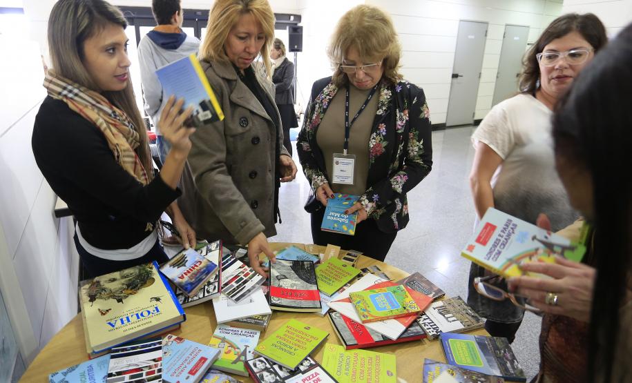 Biblioteca do Servidor Público é inaugurada Mesa para troca de livros