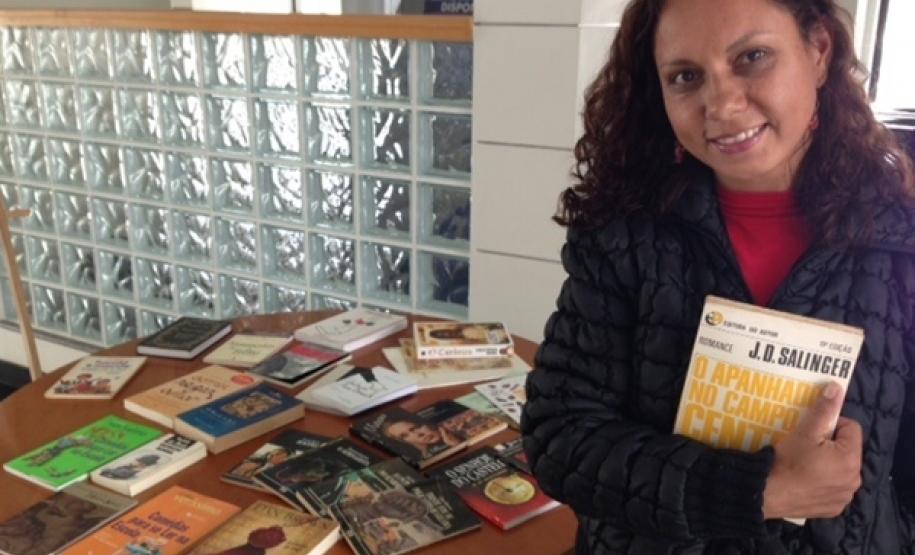 Biblioteca do Servidor Público é inaugurada Servidora Marcele Cordeiro e O Apanhador no Campo de Centeio.