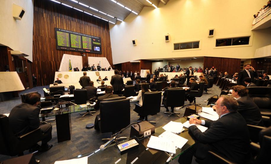 A Assembleia Legislativa aprovou nesta segunda-feira (22), em votação final, o reajuste salarial 12% para os 270 mil servidores, ativos e inativos do Poder Executivo estadual. Proposto pelo Governo do Estado, em consenso com os deputados estaduais e os sindicatos que representam os servidores, o projeto estabelece reajuste de 3,45% em parcela única no mês de outubro