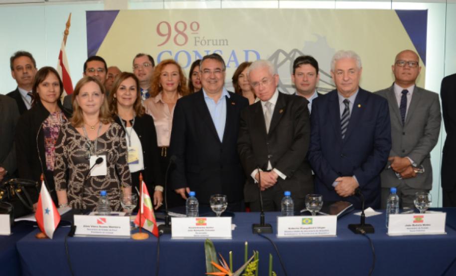 Secretária da Administração participa de fórum do Consad Secretários de Administração e de Gestão de vários Estados discutem, em Florianópolis, a crise como oportunidade de crescimento do País