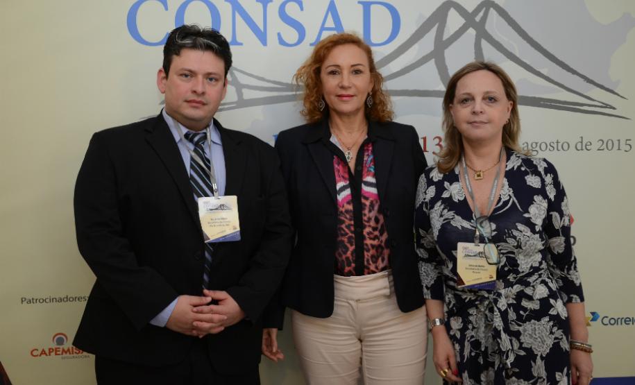 Secretária Dinorah Nogara é eleita vice-presidente do Consad Secretário de Estado da Administração e dos Recursos Humanos do Rio Grande do Sul e membro do Conselho Fiscal do Consad, Eduardo Oliveira; secretária da Administração do Pará e presidente do Consad, Alice Viana Soares Monteiro; secretária da Administração e da Previdência do Paraná e vice-presidente do Consad, Dinorah Botto Portugal Nogara