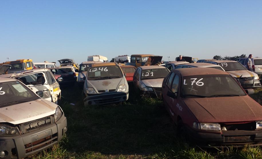 Foram leiloados 307 lotes de sucatas e veículos inservíveis