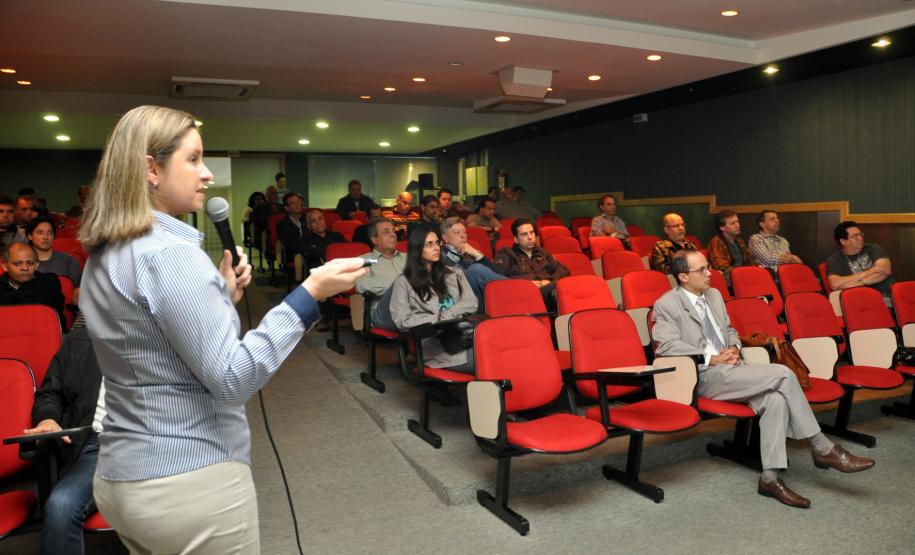 Cardiologista André Langowiski (primeira fila) acompanha palestra da nutricionista Simone Paraná a servidores